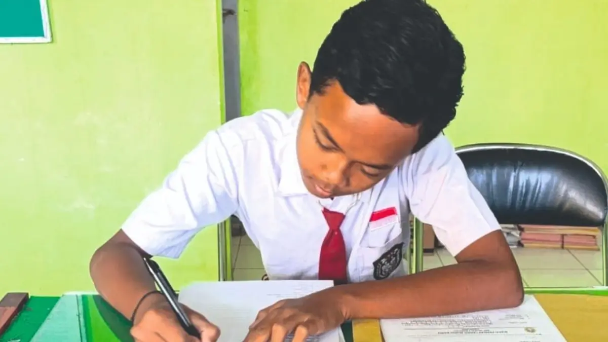 Satu tambahan siswa baru akhirnya mendaftar di SMPN 2 Ngantru, Kamis (2/7/2026).(EMY UNTUK RADAR TULUNGAGUNG)