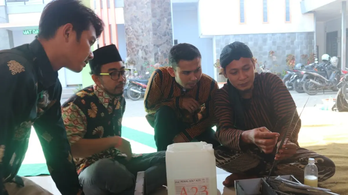 Beberapa pusaka warga juga dijamasi oleh juru jamas Desa Ringinpitu.