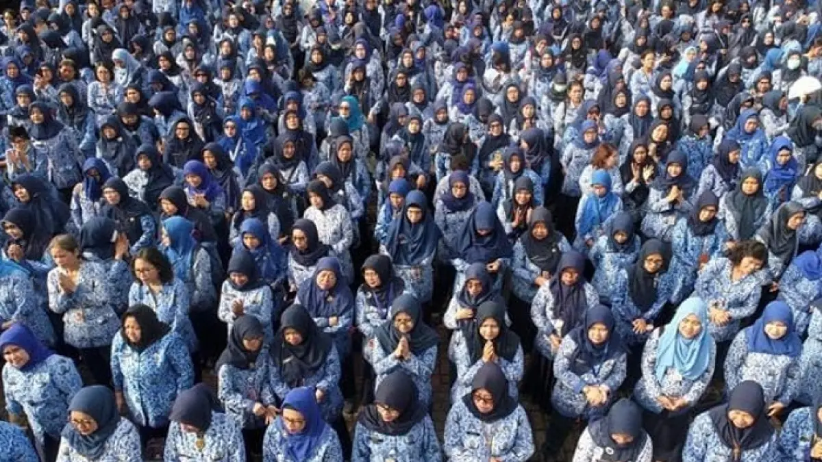 Gaji guru Rp5 juta menjadi usulan Komisi X DPR RI. Simak fakta, simulasi anggaran Rp208 triliun, dan peluang realisasi kebijakan tersebut.(Gemini AI)
