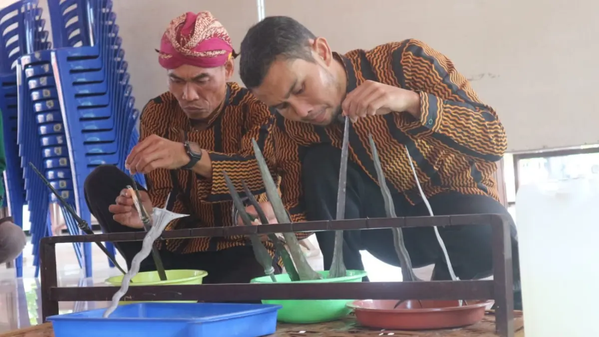 Prosesi jamasan pusaka dilakukan oleh juri jamas Desa Ringinpitu di Balai Desa Rajasa Kusumapura, Sabtu (4/7).