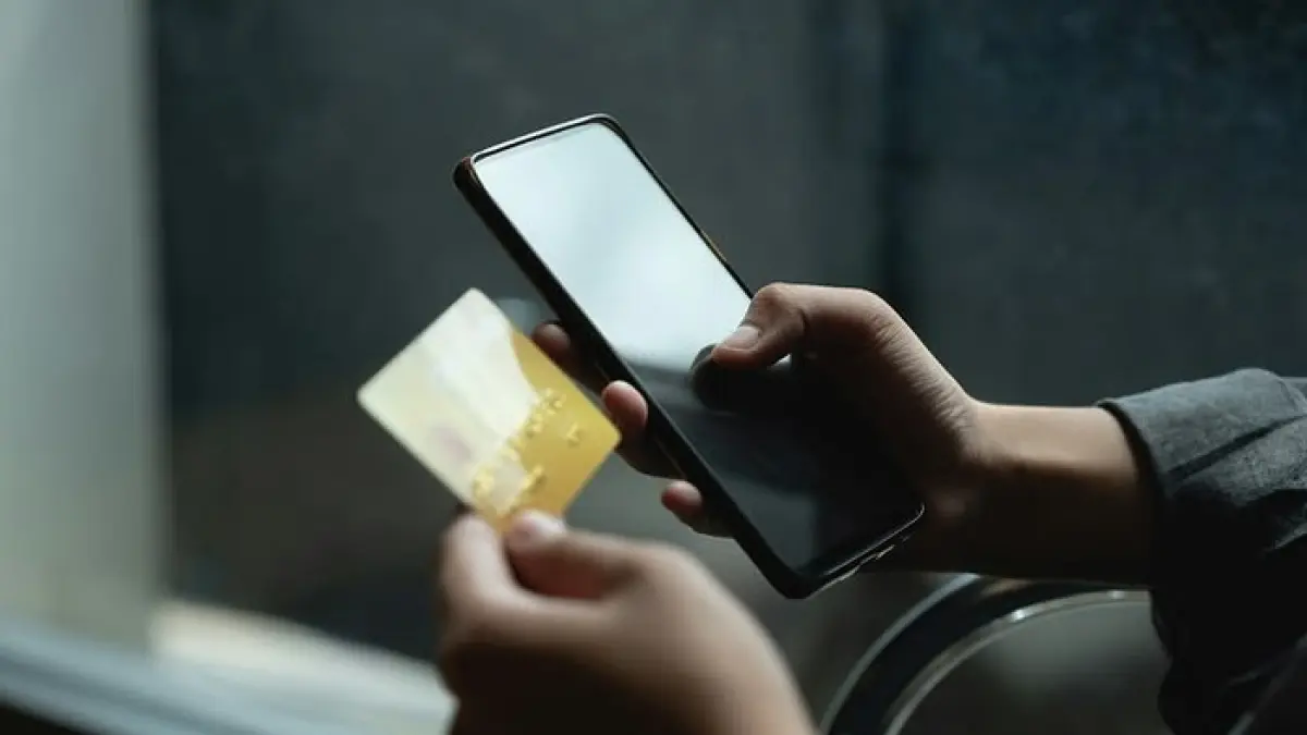 Cara munculkan Dana Instan di DANA kembali ramai dicari. Simak langkah yang diklaim bisa dilakukan mulai dari update aplikasi hingga menghubungi layanan resmi.(Gemini AI)