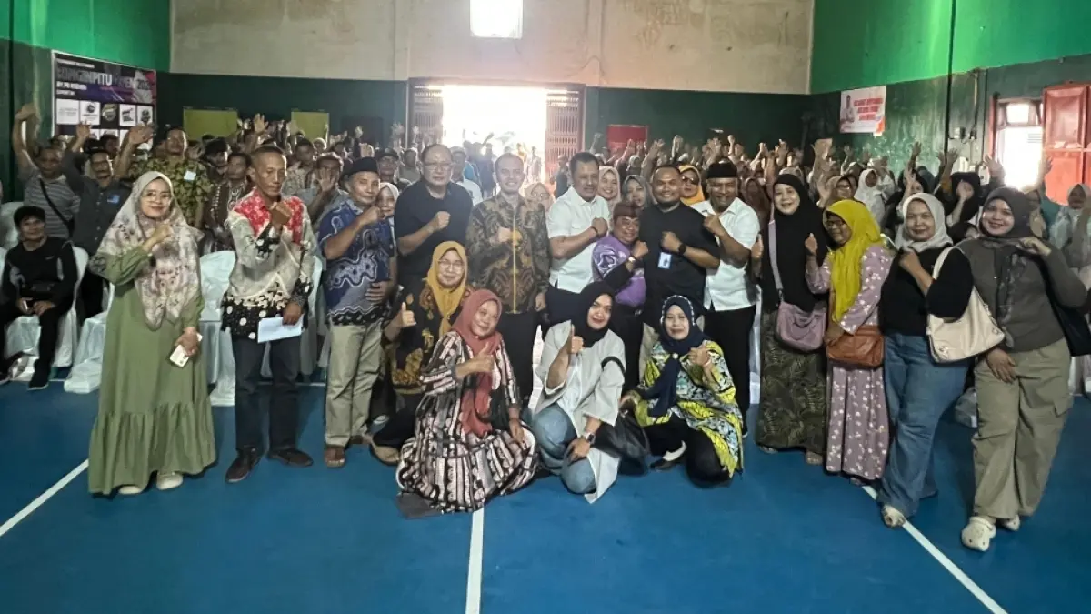 Heru Tjahjono berfoto bersama warga setelah melakukan sosialisasi di Desa Ringinpitu, Kecamatan Kedungwaru, Sabtu (4/7).