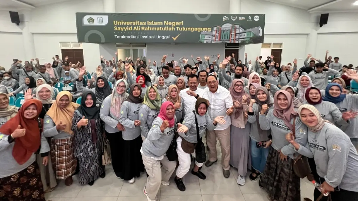 Heru Tjahjono berfoto bersama warga setelah melakukan sosialisasi Germas di UIN SATU Tulungagung, Sabtu (4/7).