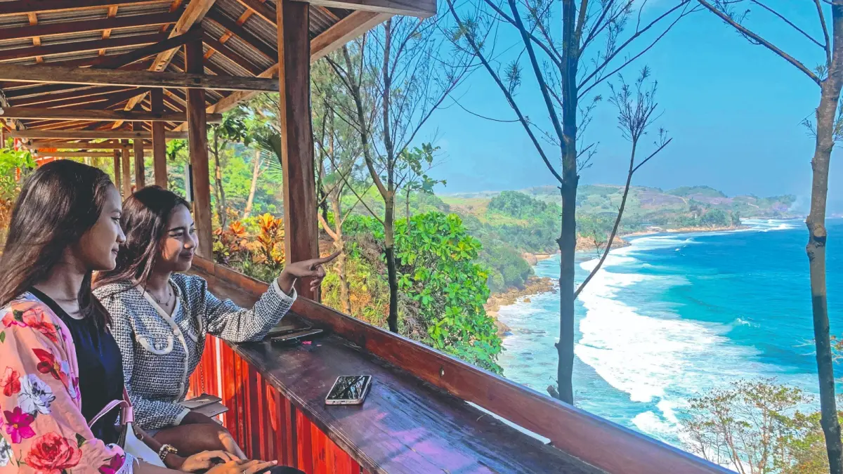 Dua cewek asal Kediri menikmati panorama Pantai Nglinci di Desa/Kecamatan Pucanglaban, Tulungagung. Pengelolaan masih dilakukan secara mandiri oleh pokdarwis dan membutuhkan sokongan dari pemkab.(SANDY YUWANA/RADAR TULUNGAGUNG)