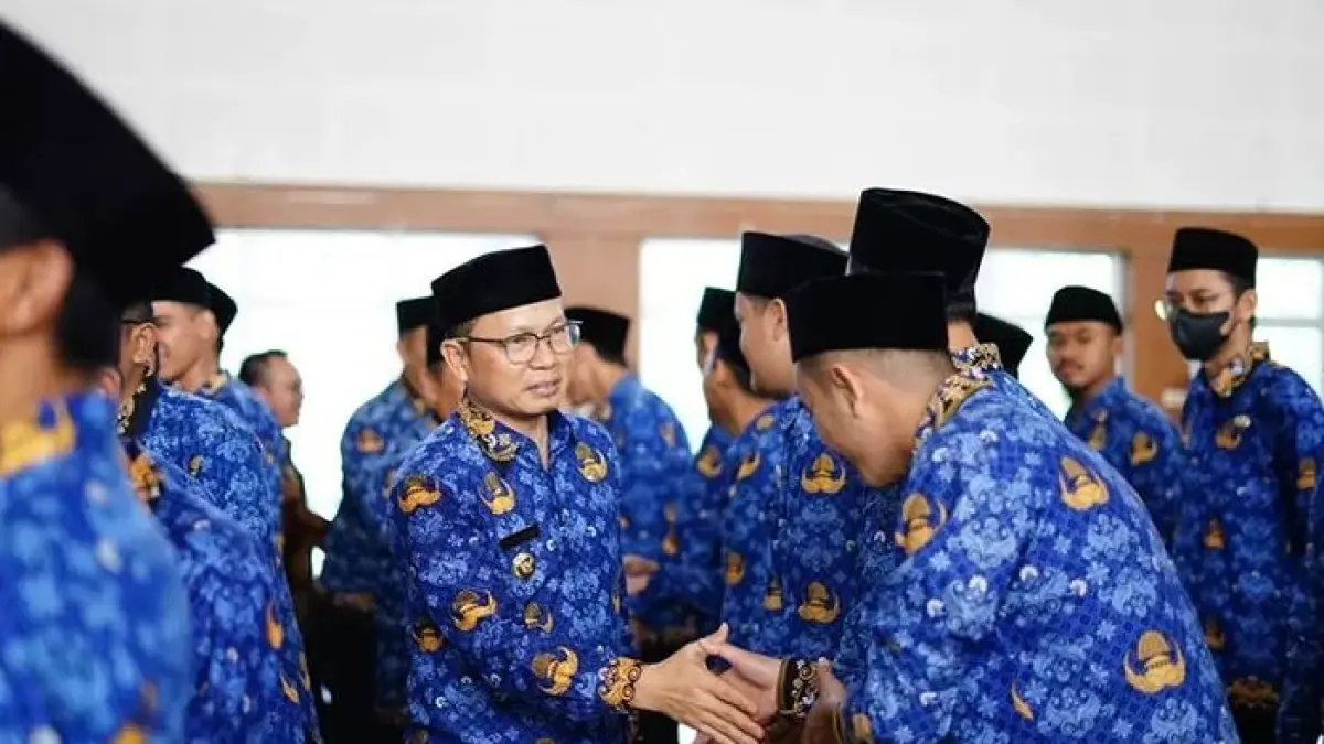 Gaji ke-13 PNS 2026 dipastikan cair. Simak daftar penerima, komponen pembayaran, aturan untuk PPPK, serta mekanisme pencairannya.(Gemini AI)