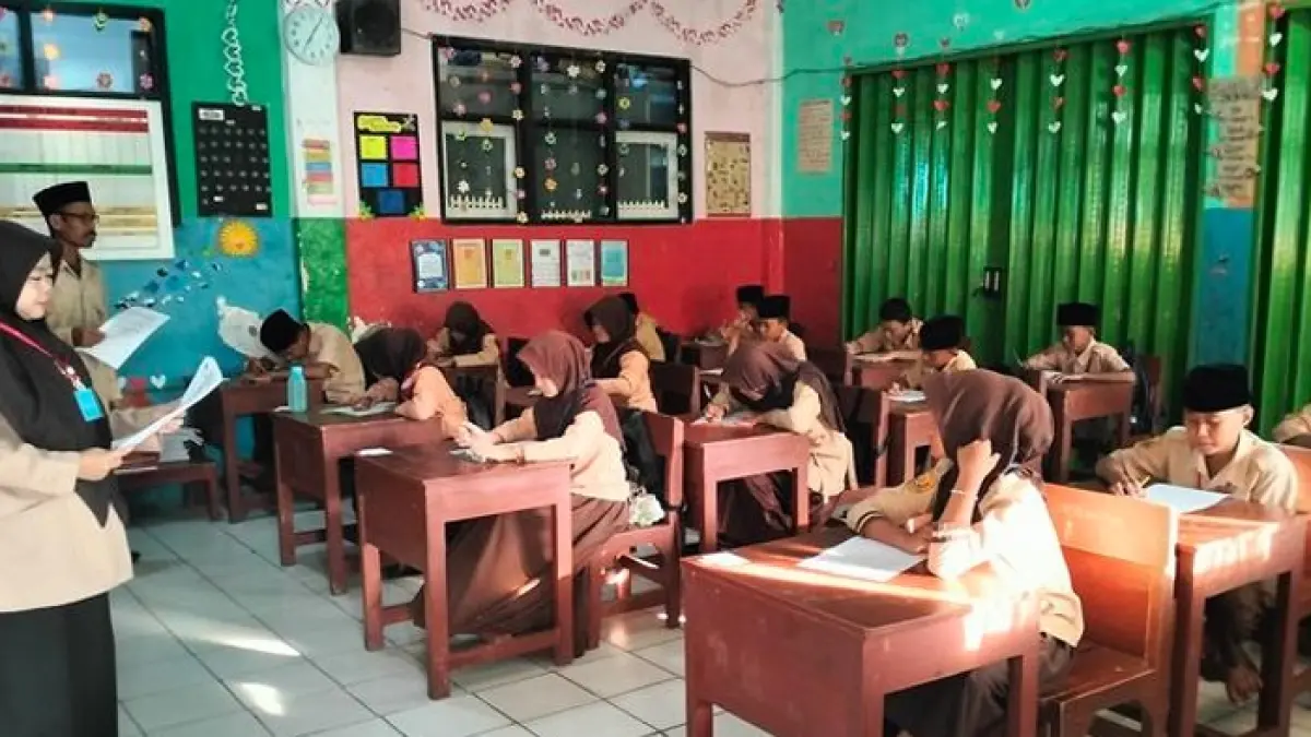 Guru PPPK dan honorer mengadu ke MK terkait dampak Program MBG terhadap gaji, tunjangan, beban kerja, dan kegiatan belajar mengajar di sekolah.(Gemini AI)