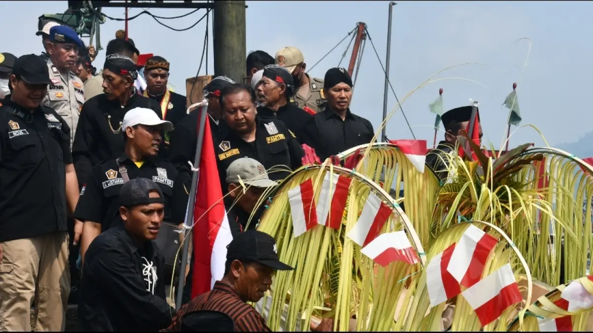 Plt Bupati Ahmad Baharudin saat mengikuti prosesi Larung Sembonyo di TPI Popoh, Minggu (5/7).