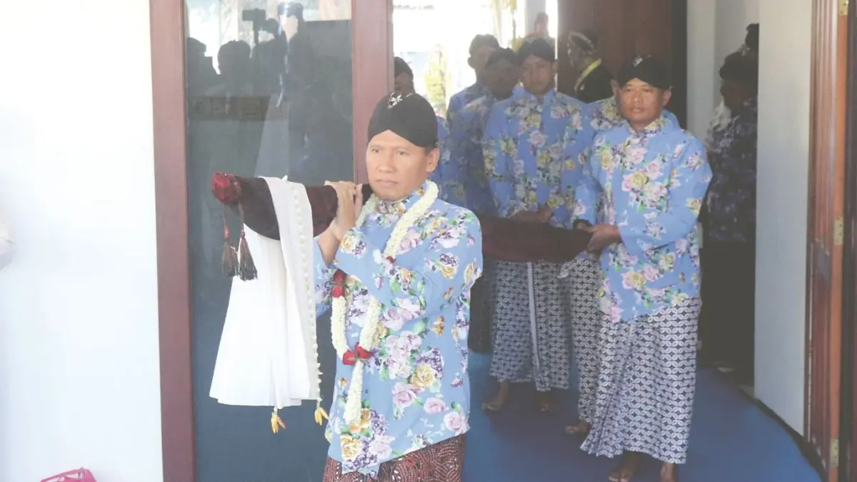 Plt Bupati Tulungagung Ahmad Baharudin ikut menggotong Tombak Kyai Upas untuk dijamasi di luar Pendapa Dalem Kanjengan, Jumat (4/7/206).(SANDY YUWANA/RADAR TULUNGAGUNG)