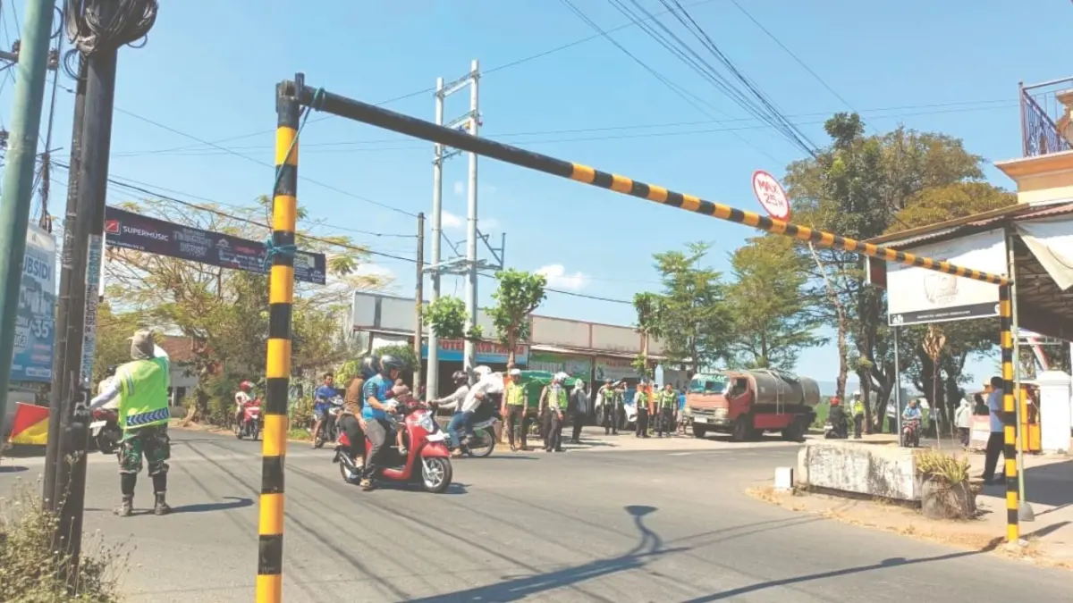 Salah satu portal yang terpasang di simpang empat Cabe, Desa Bendo, Kecamatan Gondang, Tulungagung, yang sering menjadi sasaran perusakan.(RAHIIQ AL BACHRI/RADAR TULUNGAGUNG)