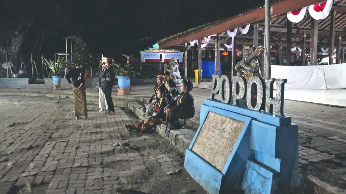 Suasana Pendapa Agung Pantai Popoh saat malam hari. Butuh usaha keras kembalikan pamor pantai ini.(RAHIIQ AL BACHRI/RADAR TULUNGAGUNG)