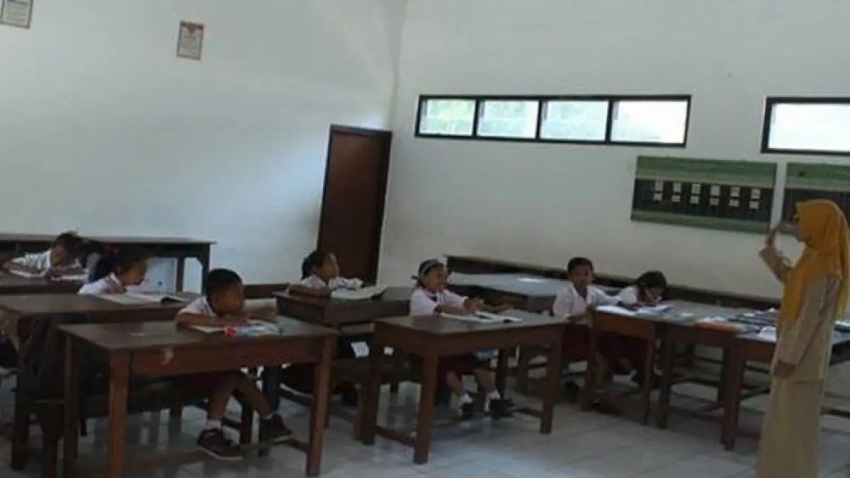 Tunjangan PPPK guru dipastikan sebesar gaji pokok dengan sistem transfer langsung ke rekening setiap bulan. Simak penjelasan lengkap kebijakan terbaru pemerintah.(Gemini AI)