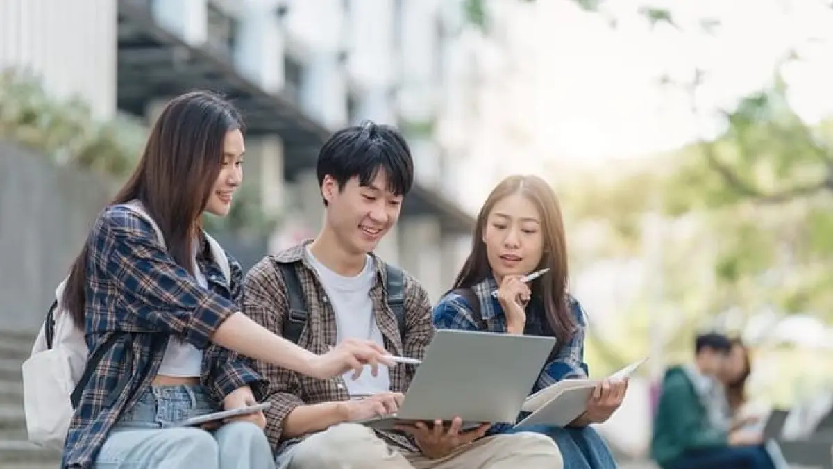 Pendidikan karakter generasi muda dinilai semakin tergerus. Pakar mengungkap tiga fondasi utama membangun karakter dan pentingnya peran keluarga serta sekolah.(Gemini AI)