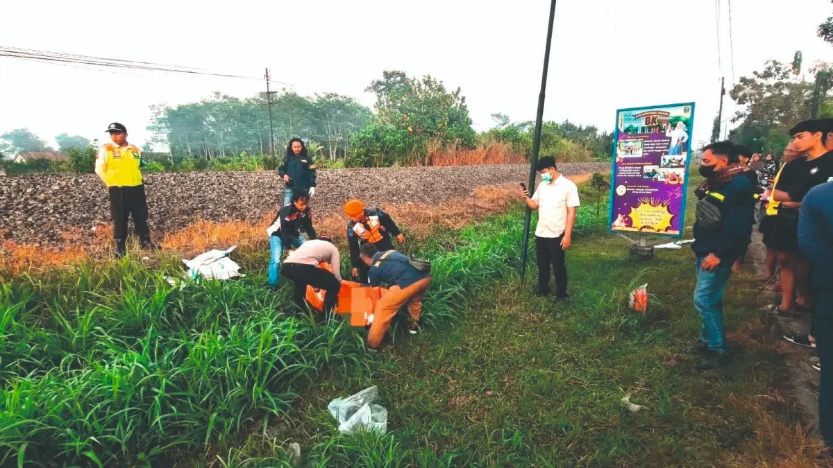 Seorang pria tanpa identitas ditemukan tak bernyawa di jalur rel Desa Buntaran, Kecamatan Rejotangan, Tulungagung, Selasa (7/7/2026) dini hari.&nbsp;