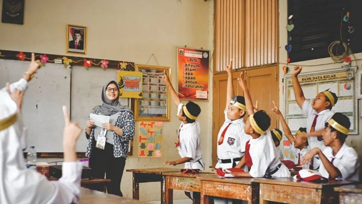 SPMB Tulungagung 2026 resmi dimulai. Plt Bupati Ahmad Baharudin menegaskan penerimaan murid baru harus transparan, adil, dan bebas diskriminasi.(Gemini AI)