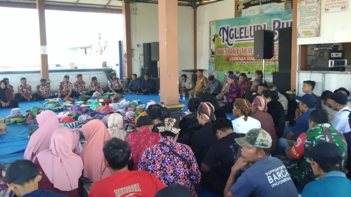 Suasana kenduri di dalam prosesi tradisi Miwiti Panen lam Methik Kaki Sedono Nini Sedono di kawasan Taman Widawati, Desa Ngrendeng, Kecamatan Gondang.(KECAMATAN GONDANG UNTUK RADAR TULUNGAGUNG)