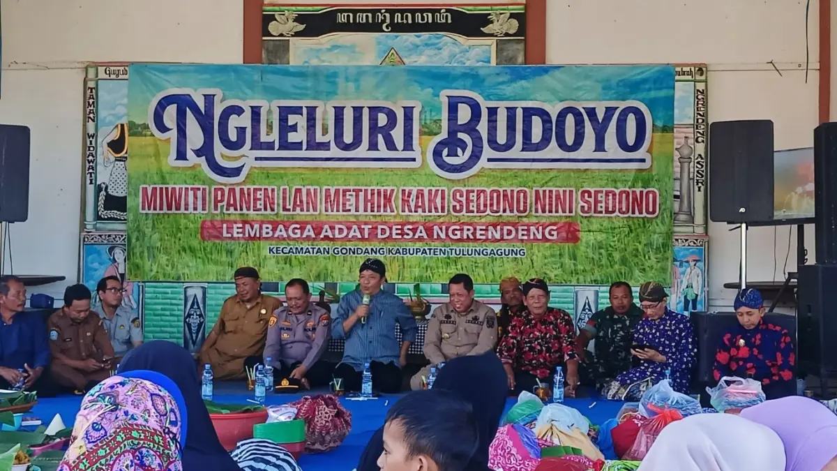 Suasana kenduri di dalam prosesi tradisi Miwiti Panen lam Methik Kaki Sedono Nini Sedono di kawasan Taman Widawati, Desa Ngrendeng, Kecamatan Gondang.(KECAMATAN GONDANG UNTUK RADAR TULUNGAGUNG)