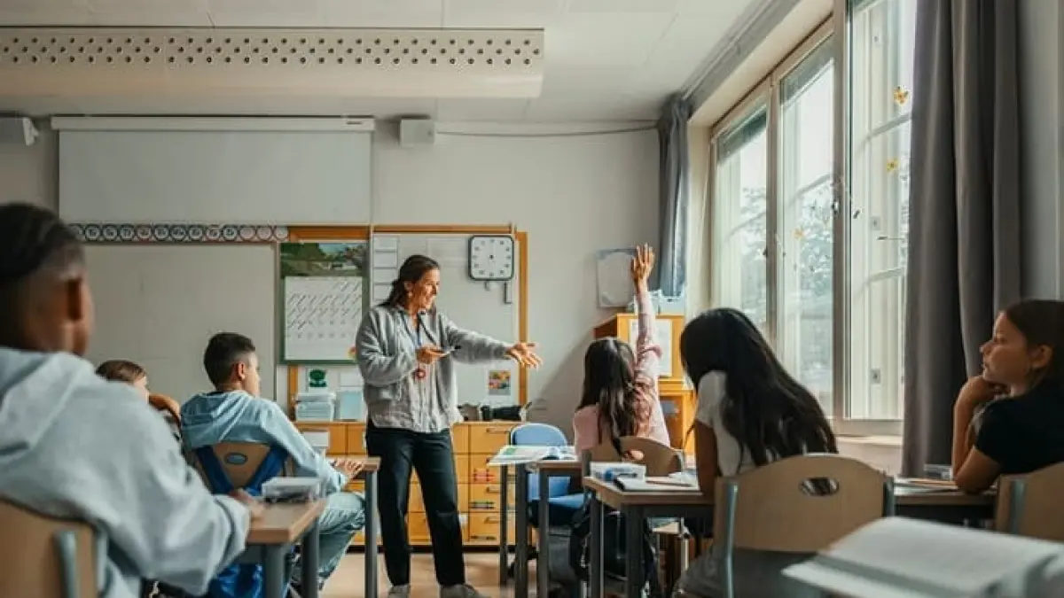 Update kesejahteraan guru kembali disorot dalam sidang MK. Pakar menegaskan gaji guru, fasilitas sekolah, dan mutu pendidikan harus menjadi prioritas.(Gemini AI)