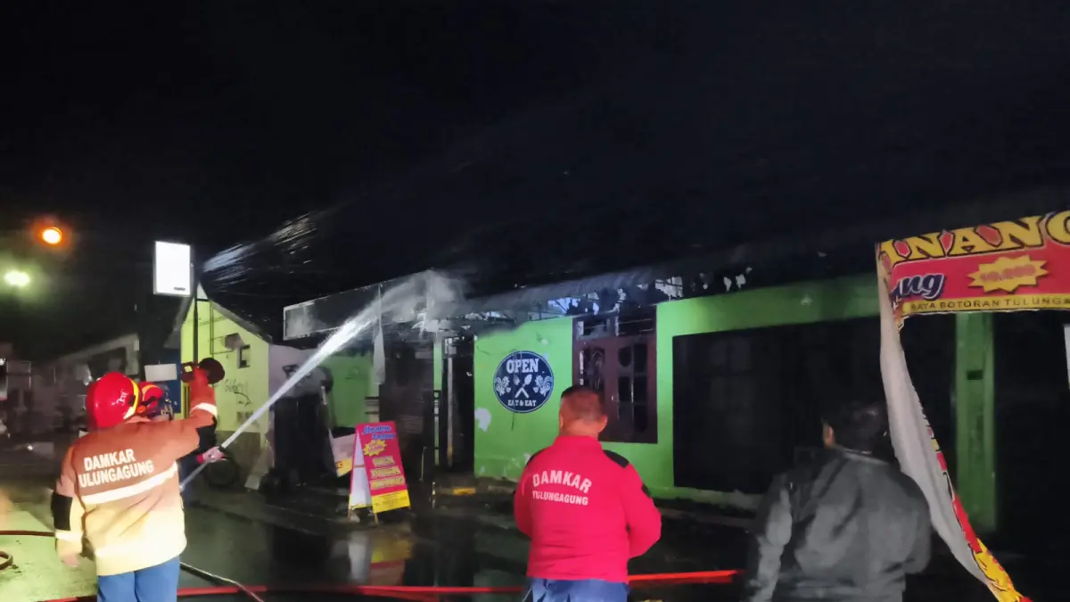 Api Lahap Rumah Makan Padang di Botoran, Damkar Kerahkan Empat Armada