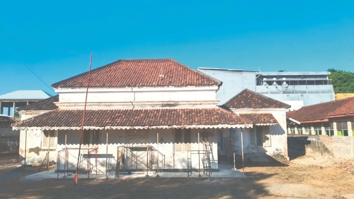 Bekas rumah dinas Pengadilan Negeri Tulungagung yang berada di depan SMPN 1 Tulungagung diusulkan menjadi cagar budaya karena memiliki nilai sejarah sebagai bangunan peninggalan kolonial Belanda.(SANDY YUWANA/RADAR TULUNGAGUNG)