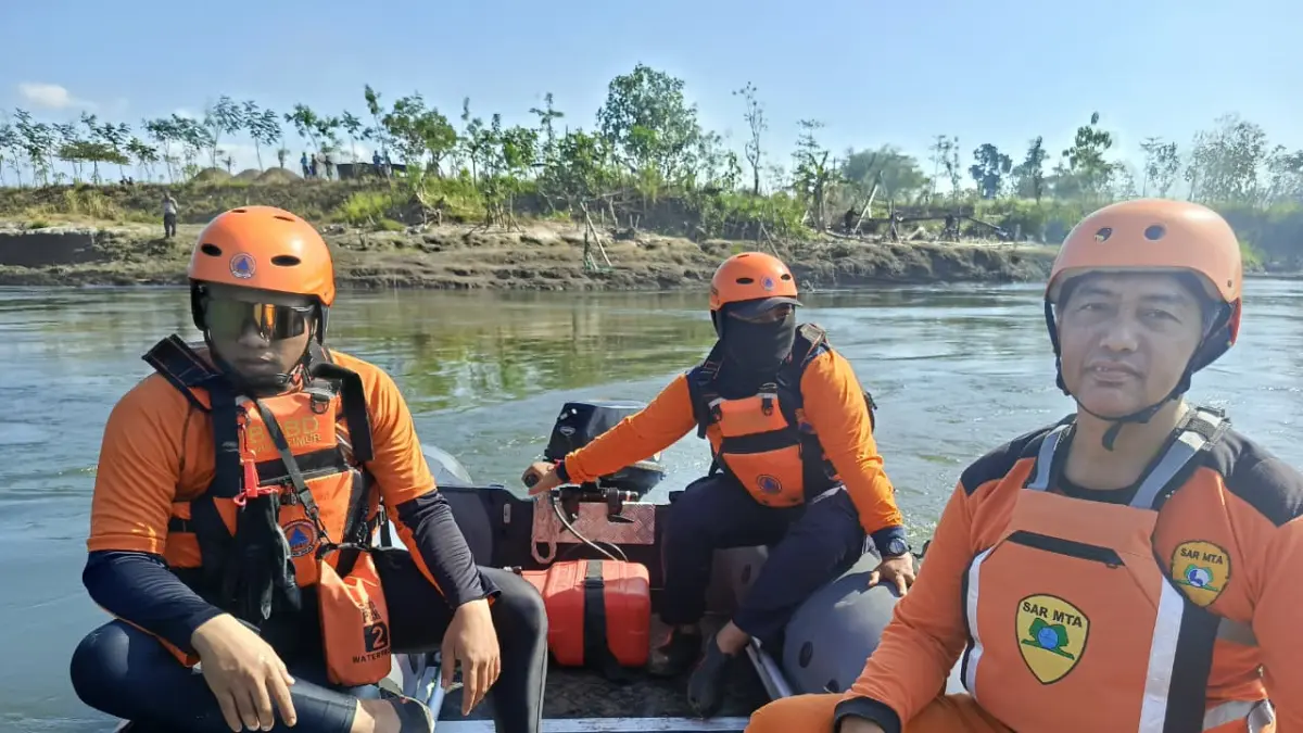 BPBD bersama unsur SAR, TNI, Polri, relawan, dan masyarakat masih melakukan penyisiran di sepanjang aliran Sungai Brantas. Sesuai prosedur, operasi pencarian akan dilaksanakan selama tujuh hari. (BPBD TULUNGAGUNG)