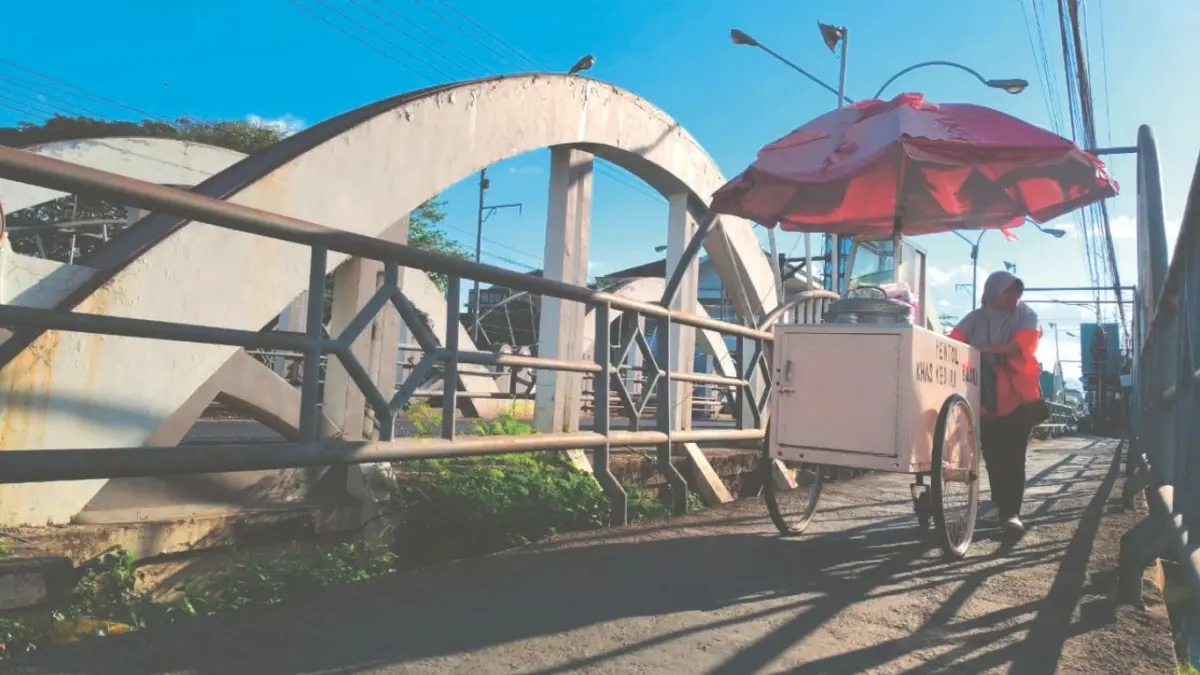 Jembatan Plengkung di Desa Plandaan, Kecamatan Kedungwaru, Tulungagung, terlihat indah dengan desain khas bangunan Belanda pada zamannya.(SANDY YUWANA/RADAR TULUNGAGUNG)