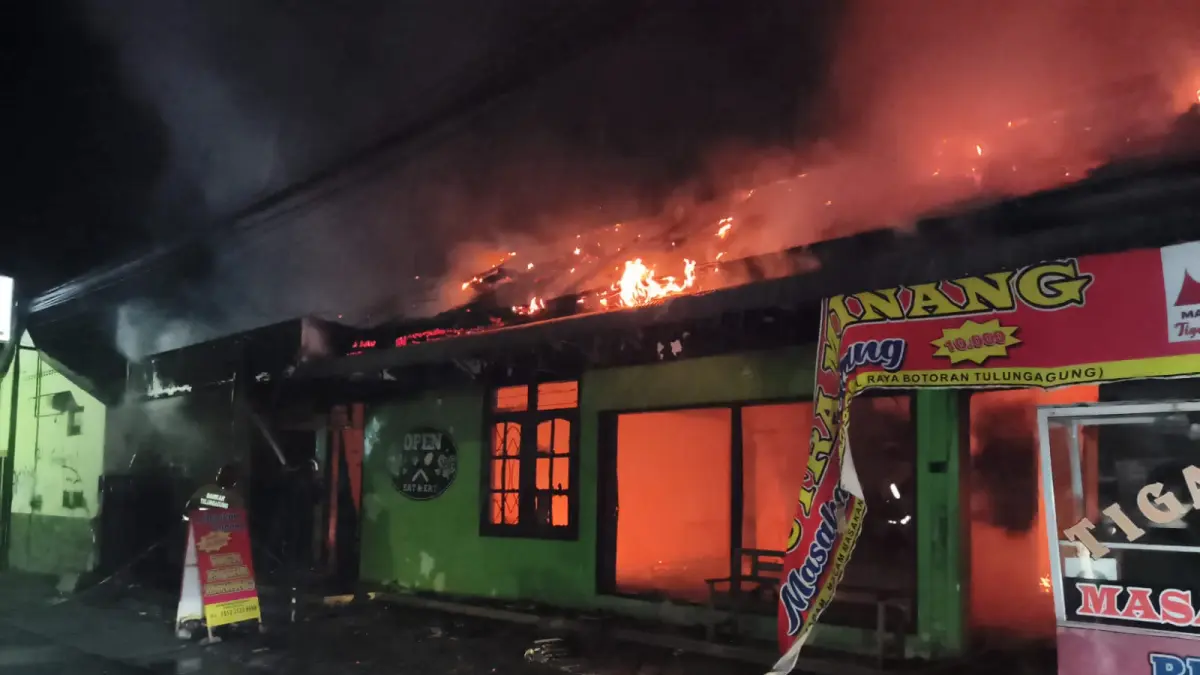 Kebakaran melahap rumah makan di botoran, diduga karena korsleting listrik 