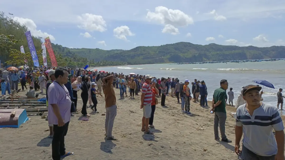 MEMPESONA: Panorama Pantai Sine di Kecamatan Kalidawir yang sudah dikelola. Pembukaan tempat wisata baru butuh kajian tata ruang dan lingkungan. (RAHIIQ AL BACHRI/RADAR TULUNGAGUNG)