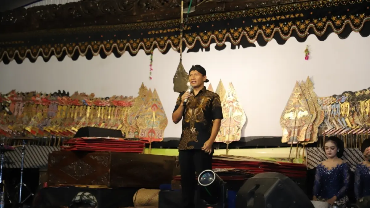 Plt Bupati Tulungagung Ahmad Baharudin saat menghadiri wayang kulit bersih Desa Ngranti, Kecamatan Boyolangu.