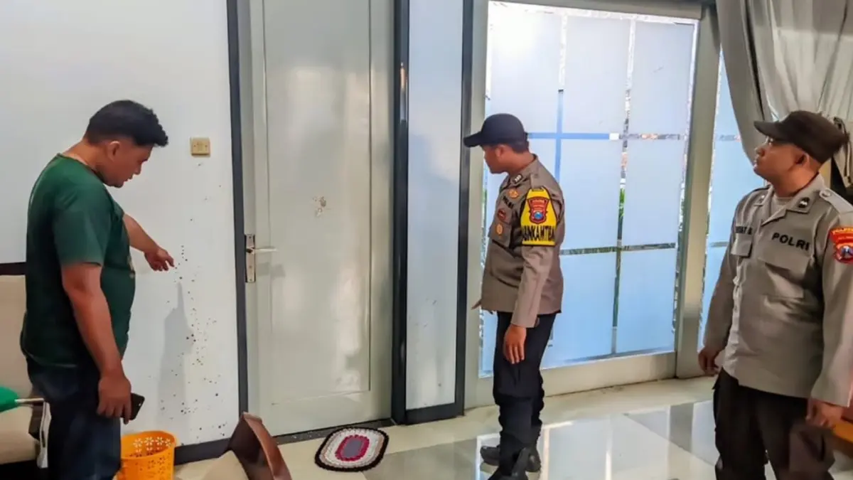 Polisi melakukan penyelidikan dugaan pengrusakan rumah warga Desa Ringinpitu, Kecamatan Kedungwaru, Tulungagung pada Selasa (7/7). (HUMAS POLRES TULUNGAGUNG)