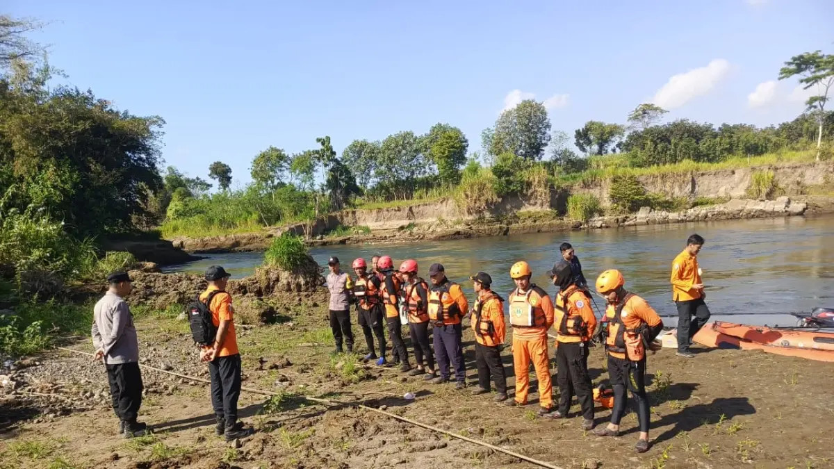 Sehari setelah laporan diterima, tim menemukan sejumlah barang yang diduga milik korban di belakang Balai Desa Srikaton, Ngantru.