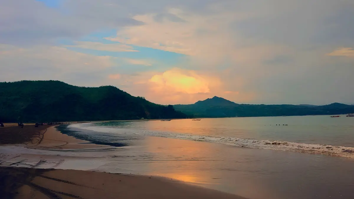 Pantai eksotis Jalur Lintas Selatan menawarkan destinasi favorit seperti Pantai Gemah, Bayem, Dlodo, hingga Pathok Gebang dengan panorama alam memukau. (Pinterest)