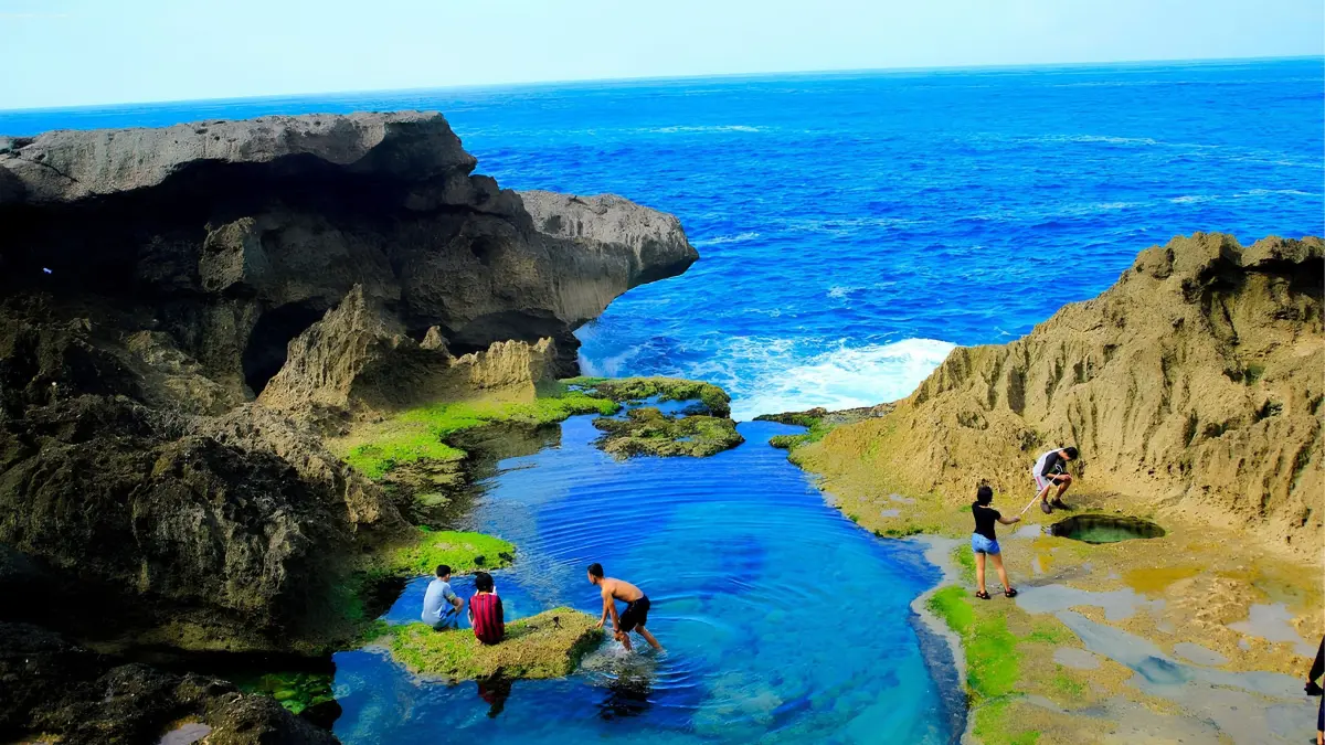 Pantai Selatan Tulungagung menawarkan panorama laut yang memukau, akses mudah melalui Jalur Lintas Selatan, dan destinasi wisata favorit untuk liburan. (Pinterest)