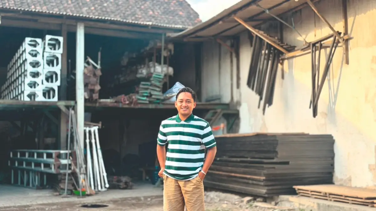 Iqbal harus membagi waktu antara urusan akademis dan memimpin bisnis keluarga.