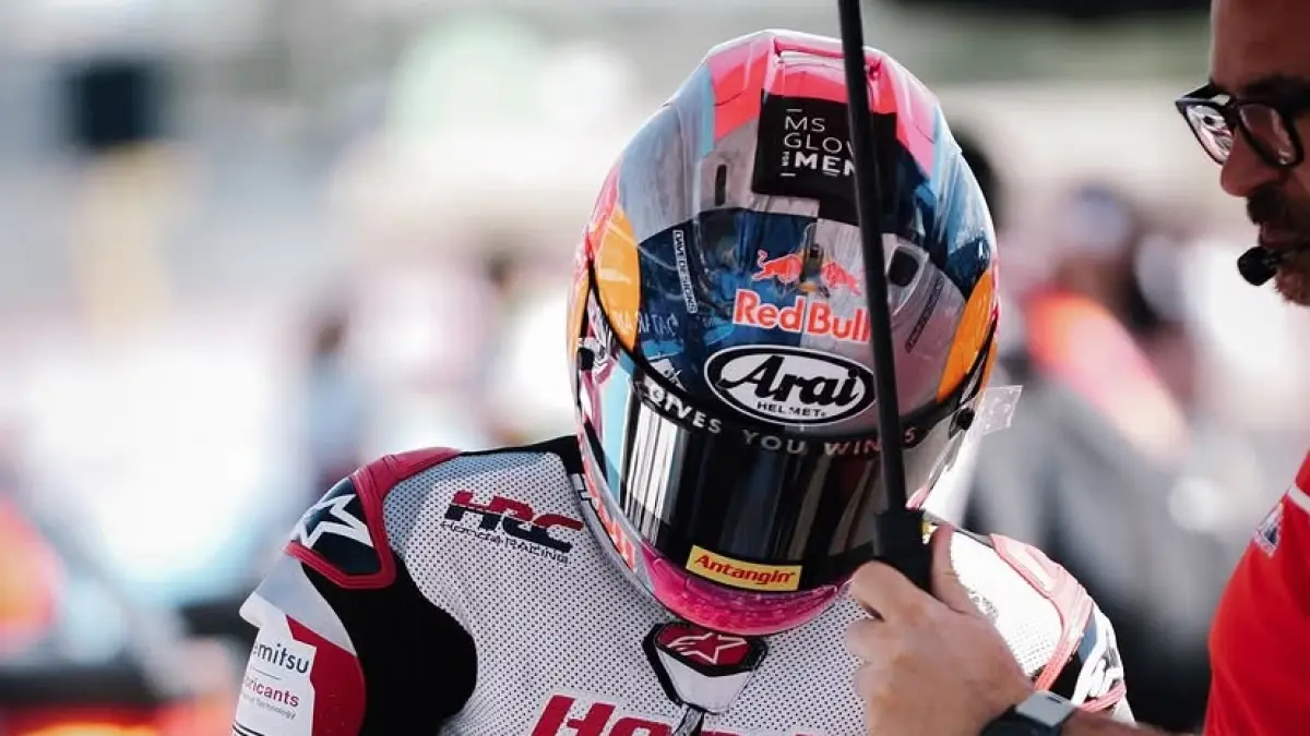Tampil disiplin dan penuh perhitungan di FP2 Moto3 Jerman, Feda Ega Pratama bikin kru Honda Team Asia terharu dengan mentalitas petarungnya. Simak selengkapnya! (Screenshot Instagram)