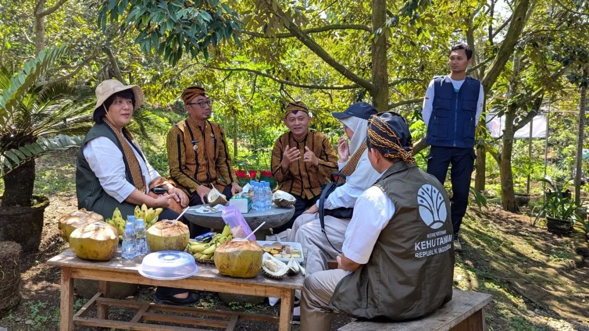 Tim juri Lomba Wana Lestari Tingkat Nasional meninjau langsung berbagai inovasi KTH Sumber Lestari di Desa Samar.(KECAMATAN PAGERWOJO UNTUK RADAR TULUNGAGUNG)