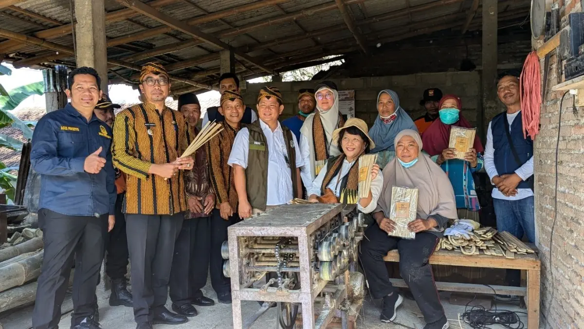 Tim juri Lomba Wana Lestari Tingkat Nasional meninjau langsung berbagai inovasi KTH Sumber Lestari di Desa Samar.(KECAMATAN PAGERWOJO UNTUK RADAR TULUNGAGUNG)