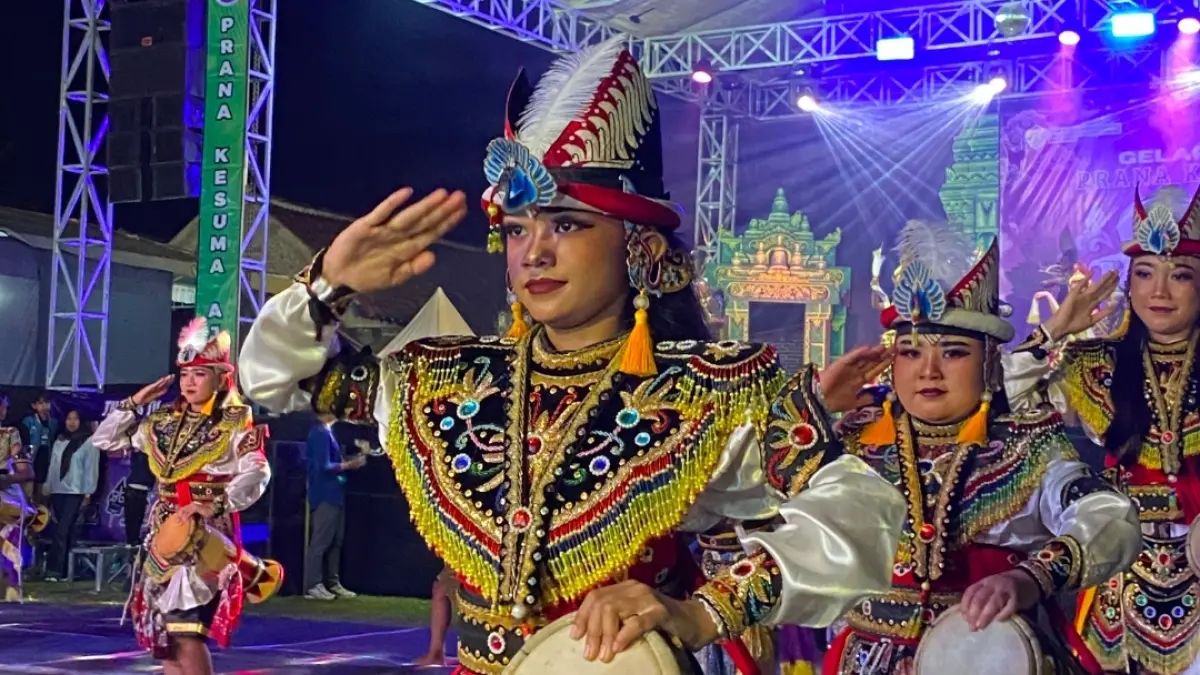 Penampilan reog kendang dan jaranan oleh para penari dari sanggar seni Prana Kesuma Aji berhasil memukau penonton, Sabtu (11/7). (MEGA MUSTIKA/RADAR TULUNGAGUNG)