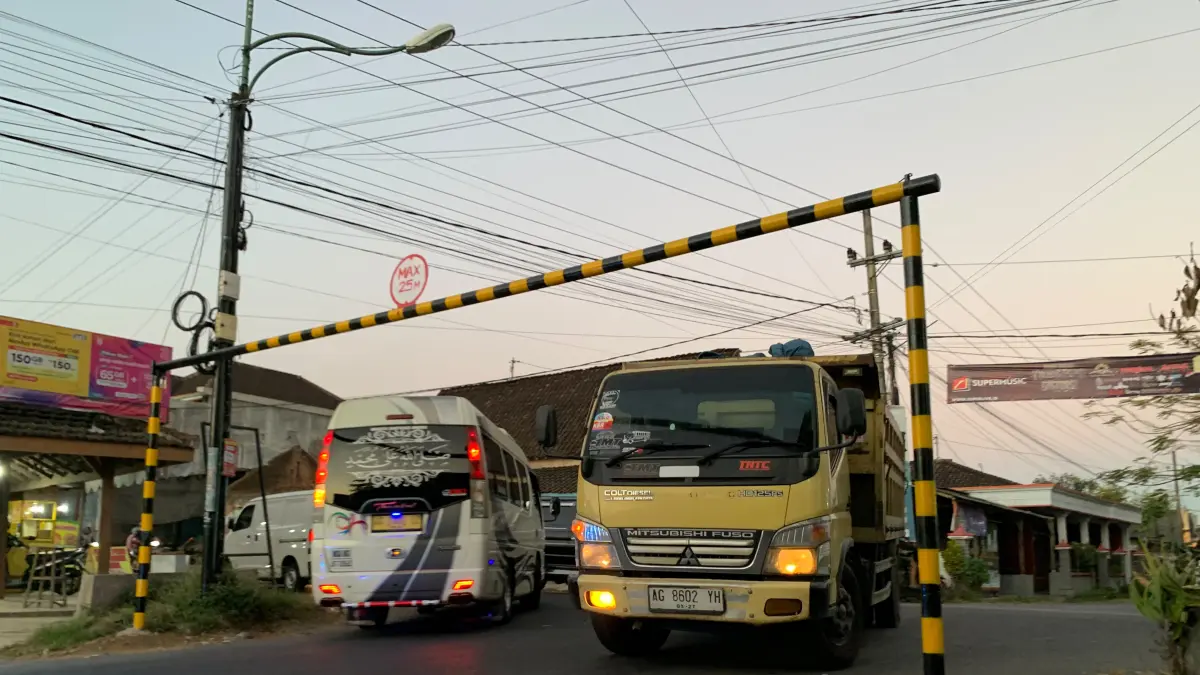 Salah satu portal pembatas tinggi kendaraan yang dipasang selama rekayasa arus lalu lintas akibat pembangunan Jembatan Gondang 1.(SANDY YUWANA/RADAR TULUNGAGUNG)