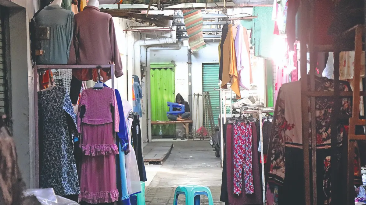 Suasana bagian dalam Pasar Wage yang tidak seramai dulu.(SANDY YUWANA/RADAR TULUNGAGUNG)