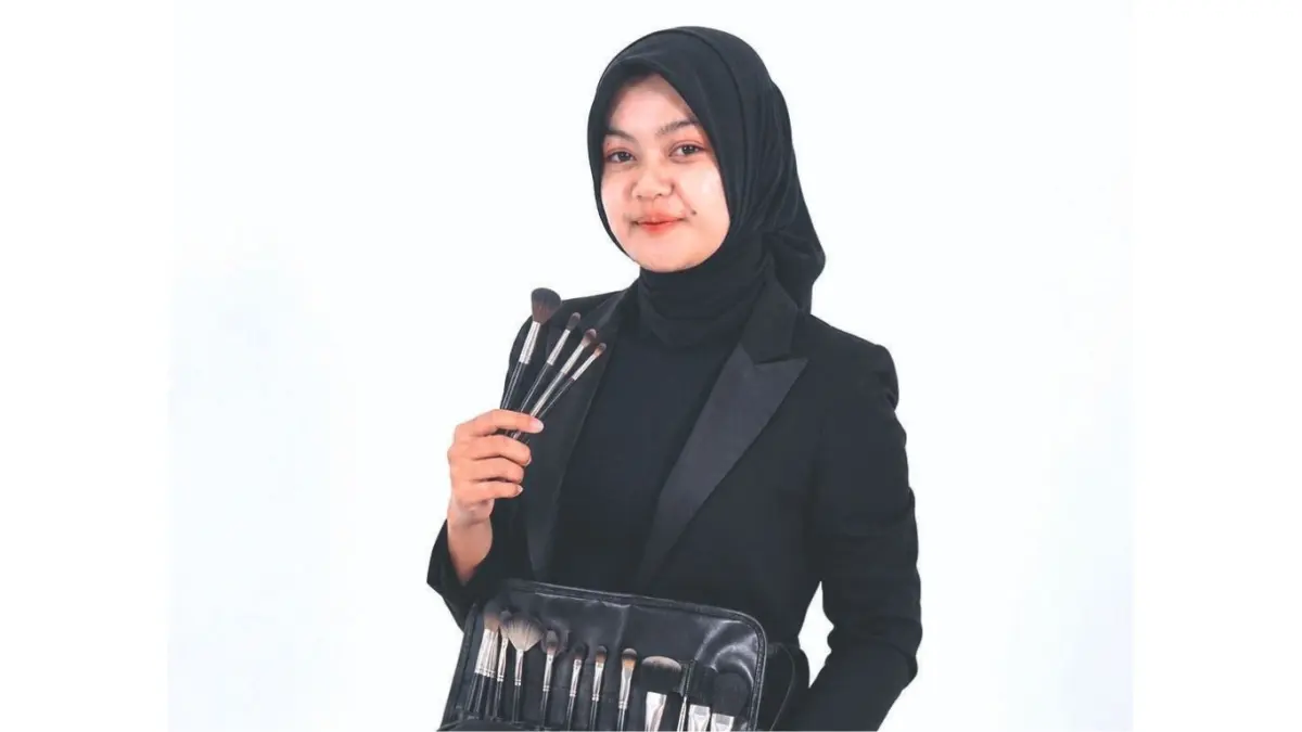 Di sela kesibukannya, Intan Dwi Asiani memilih untuk merintis usaha&nbsp;make-up artist (MUA).