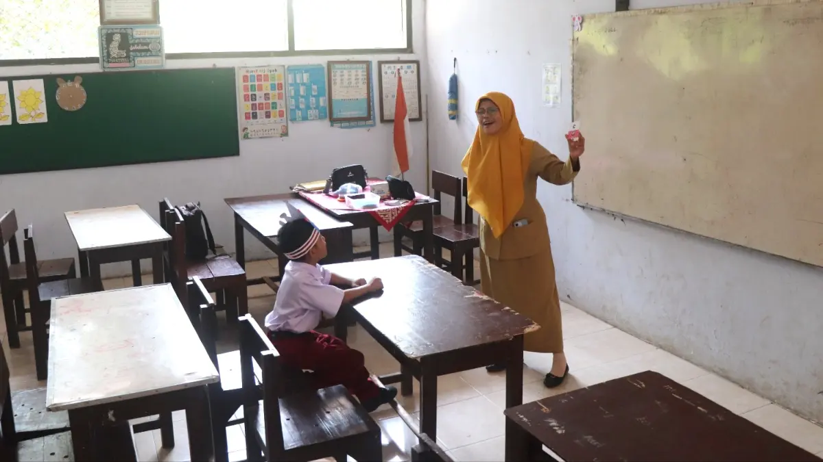 Meski hanya dapat satu siswa baru, pembelajaran hari pertama di SDN 2 Sembon, Senin (13/7) tetap berjalan normal. (SANDY YUWANA/RADAR TULUNGAGUNG)