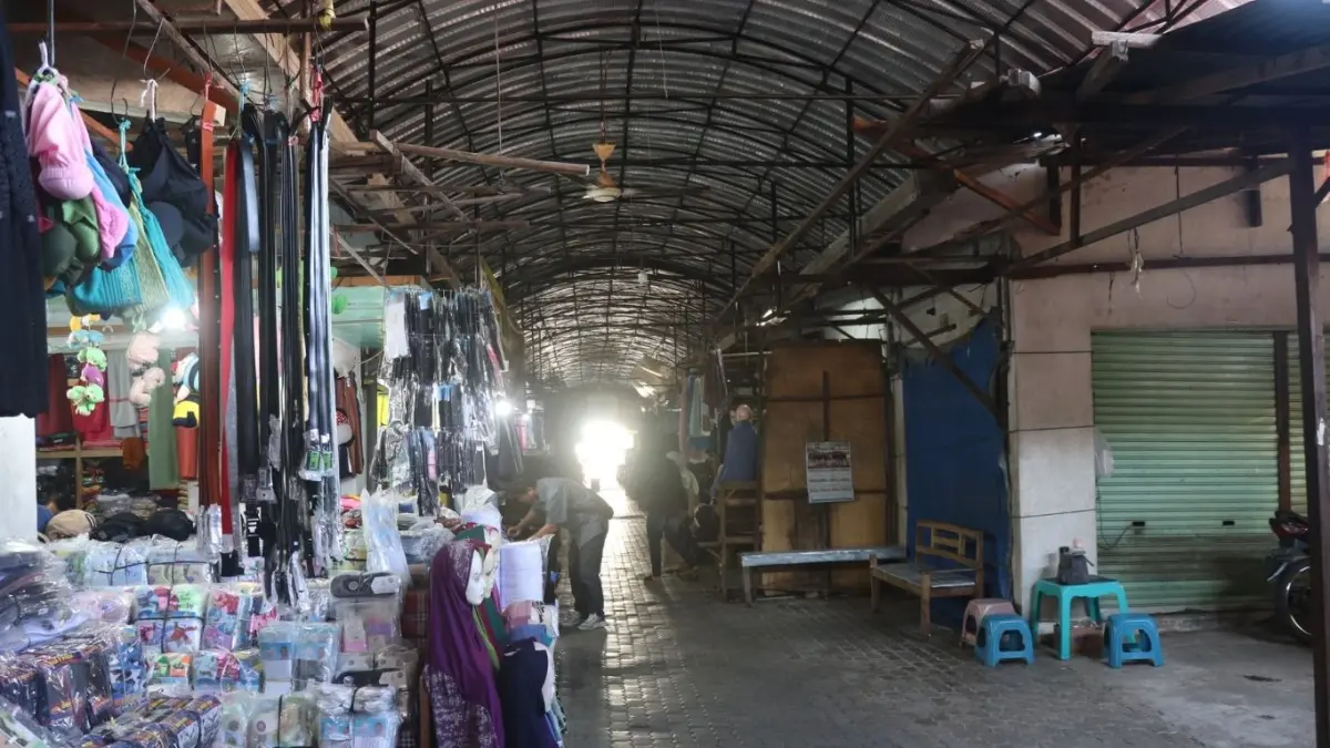 Pasar Wage menjadi pasar dengan jumlah kios tidak aktif terbanyak. Banyak pedagang memilih menutup usahanya karena sepinya pembeli.(SANDY YUWANA/RADAR TULUNGAGUNG)