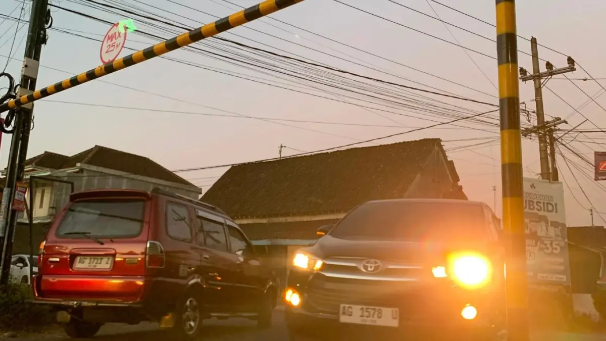 Salah satu portal pembatas tinggi kendaraan yang dipasang selama rekayasa arus lalu lintas pembangunan Jembatan Gondang 1.(SANDY YUWANA/RADAR TULUNGAGUNG)