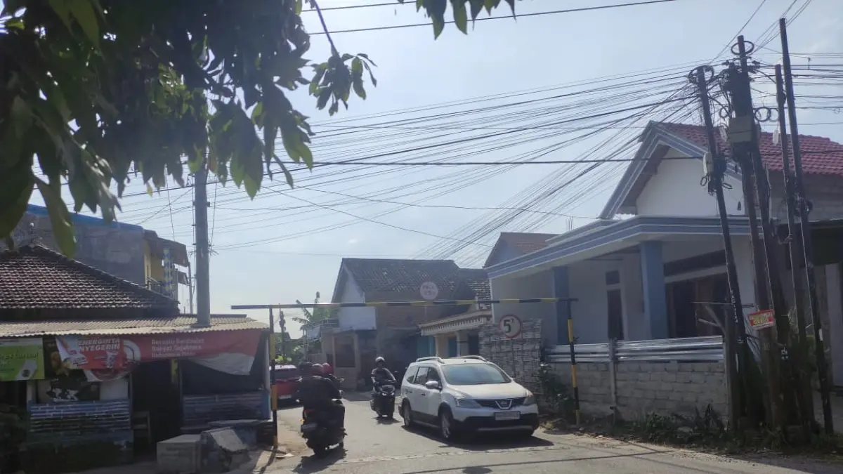 Salah satu portal pembatas tinggi kendaraan yang dipasang selama rekayasa arus lalu lintas pembangunan Jembatan Gondang 1.(SANDY YUWANA/RADAR TULUNGAGUNG)