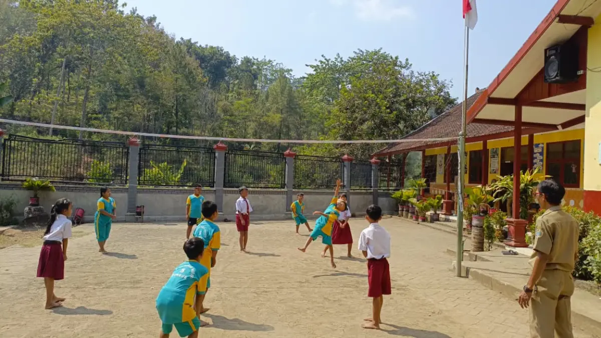 Aktivitas belajar mengajar di SDN 5 Bungur tetap berlangsung meski tahun ajaran 2026/2027 tidak mendapatkan siswa baru kelas 1. (RAHIIQ AL BACHRI/ RADAR TULUNGAGUNG)