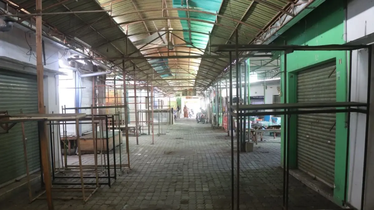 Deretan kios tak berpenghuni yang menghiasi sisi dalam Pasar Wage.(SANDY YUWANA/RADAR TULUNGAGUNG)