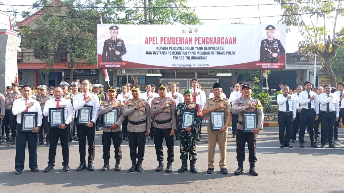 Foto bersama Kapolres Tulungagung AKBP Ihram Kustarto dan Tiga Pilar Desa Karangtalun dalam apel yang digelar di Markas Polres Tulungagung, Senin (13/7/2026).