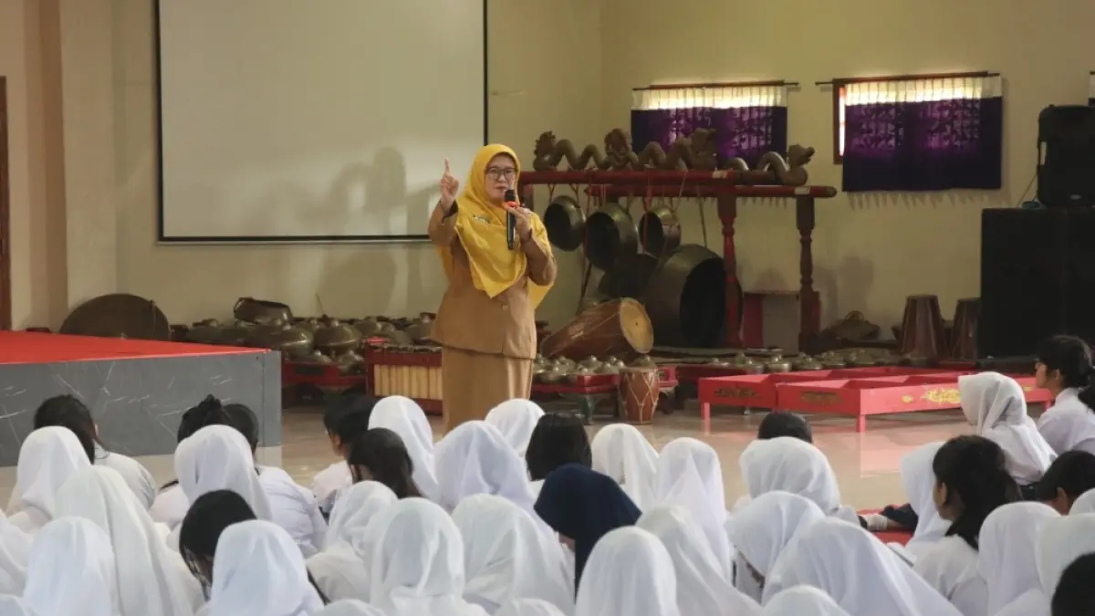 Kepala Dinas Kesehatan Kabupaten Tulungagung Desi Lusiana Wardhani, saat membekali para siswa-siswi baru di SMAN 1 Kedungwaru, Selasa (14/7). (SANDY YUWANA/RADAR TULUNGAGUNG)