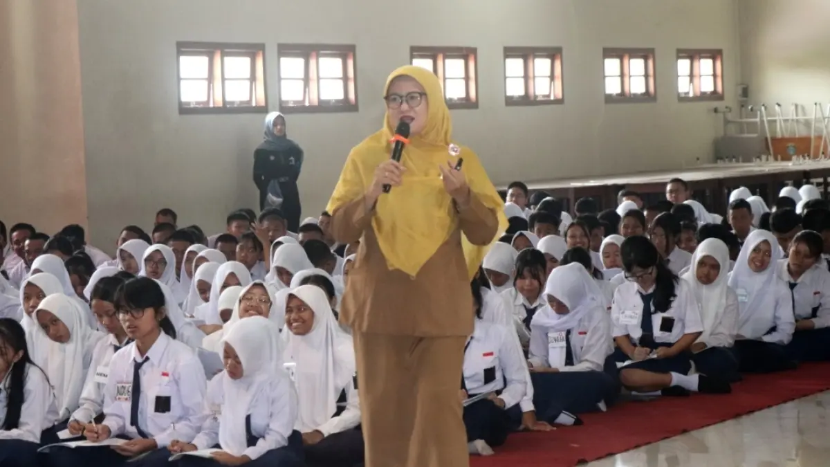 Kepala Dinkes Tulungagung Desi Lusiana Wardhani, saat memberikan materi bahaya bullying di sekolah. (SANDY YUWANA/RADAR TULUNGAGUNG)