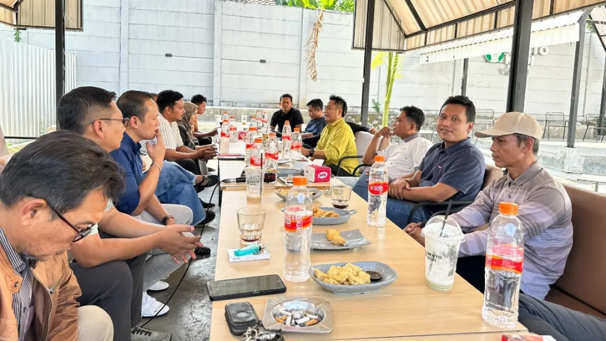 Pertemuan antara manajemen PT NewHope dengan sejumlah tokoh pembudidaya ikan air tawar di Bento Kopi, Desa Plosokandang, Kecamatan Kedungwaru. (PT New Hope)